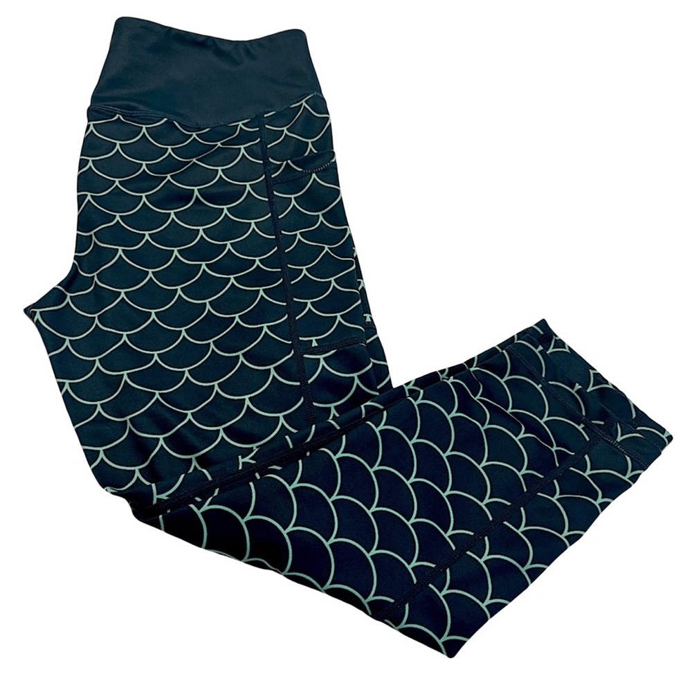 Constantly Varied Gear Black and White Scallop Leggings CVG Capri